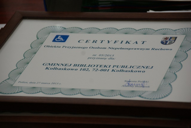 zdjęcie przyznanego certyfikatu obiektu przyjaznego osobom z niepełnosprawnością ruchową dla Gminnej Biblioteki Publicznej w Kołbaskowie